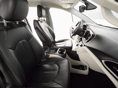 Used 2017 Chrysler Pacifica Touring-L image 2