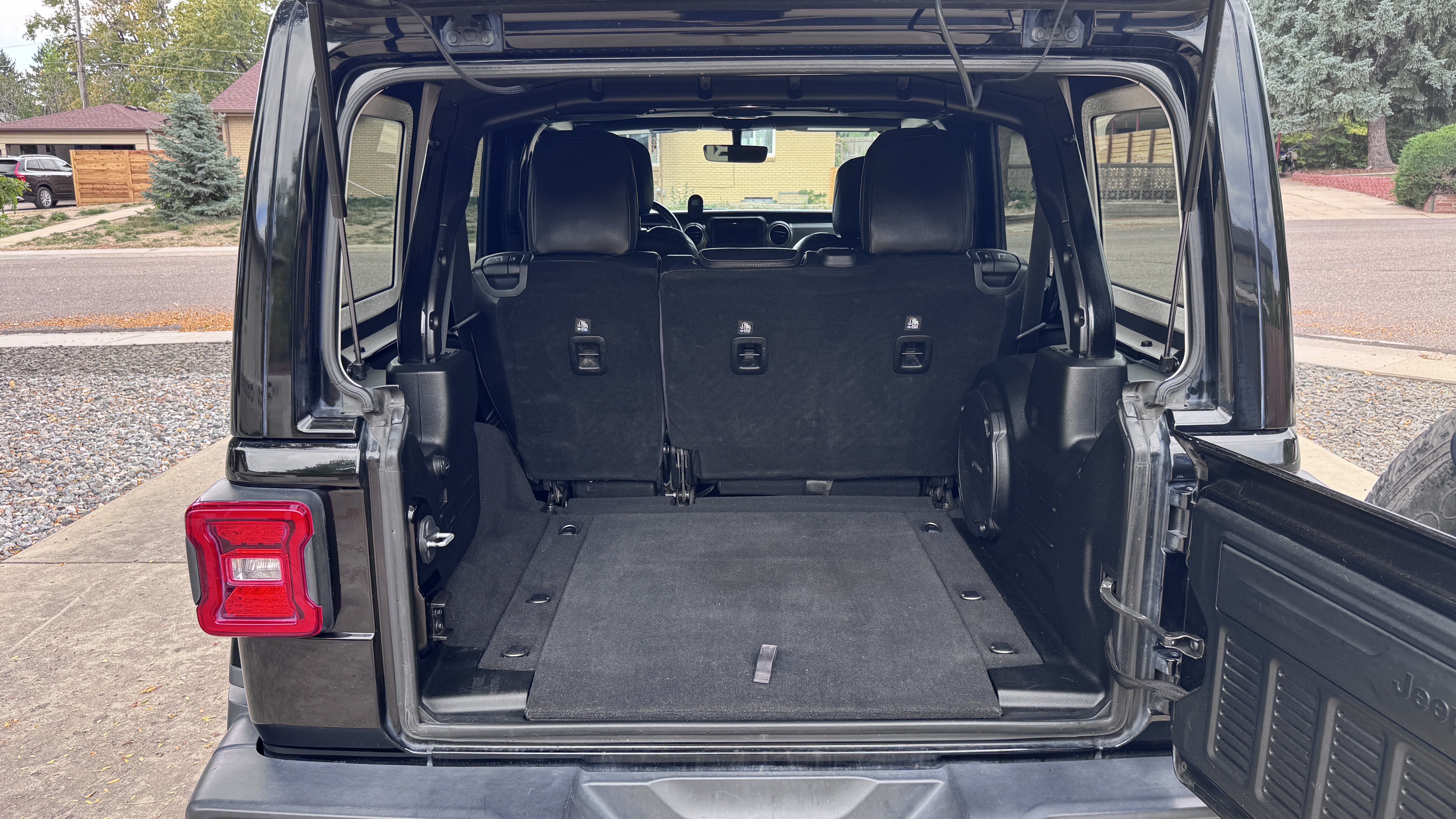 Used 2018 Jeep Wrangler Unlimited Sahara AWD/4WD image 13