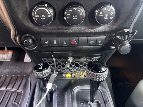 Used 2017 Jeep Wrangler Unlimited Rubicon image 24