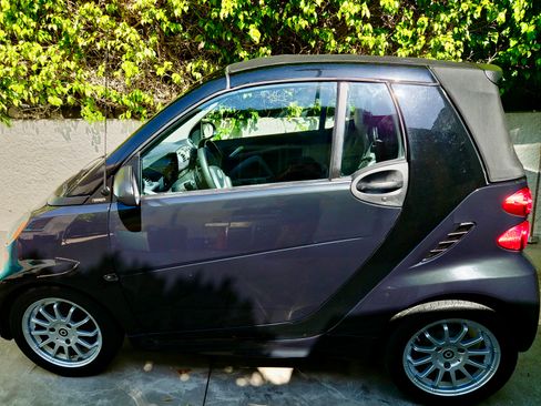 Used 2013 smart fortwo passion RWD image 2