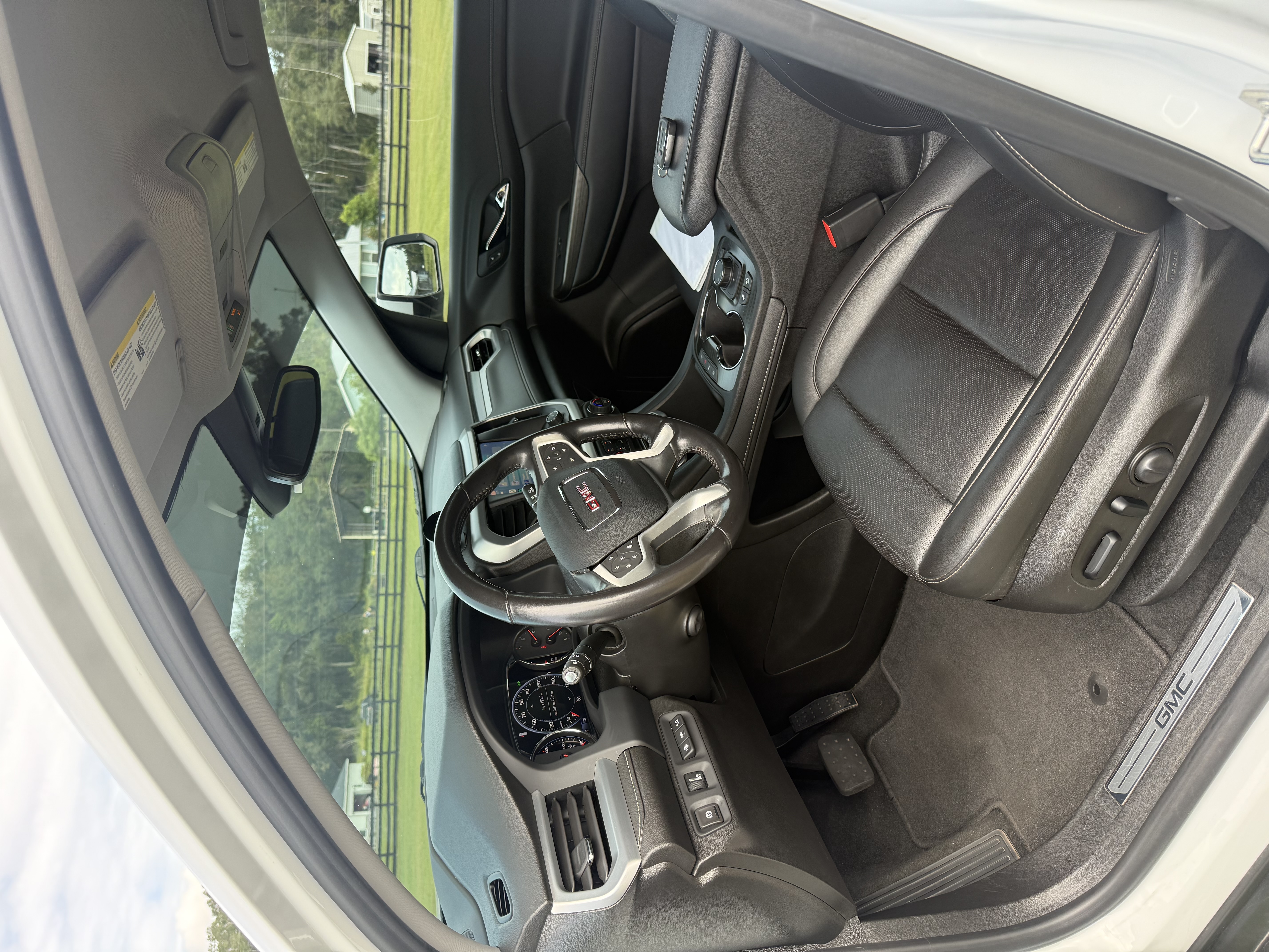 Used 2021 GMC Acadia SLT w/ Technology Package FWD image 12