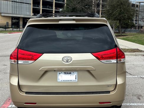 Used 2011 Toyota Sienna XLE image 16