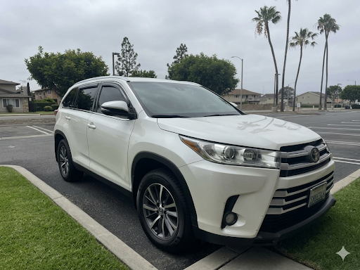 Used 2019 Toyota Highlander XLE FWD image 2