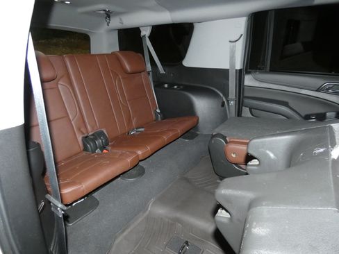 Used 2019 Chevrolet Suburban Premier w/ Premier Plus Edition image 13