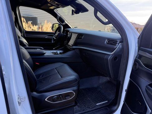 Used 2024 Jeep Wagoneer Series II w/ Convenience Group I image 13