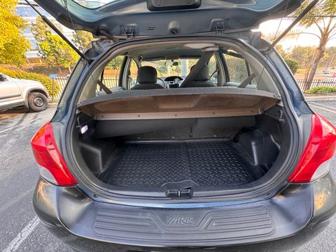 Used 2010 Toyota Yaris 4-Door Hatchback image 12