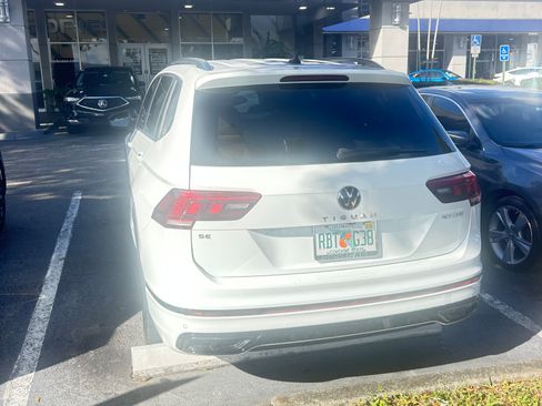 Used 2022 Volkswagen Tiguan SE R-Line image 5