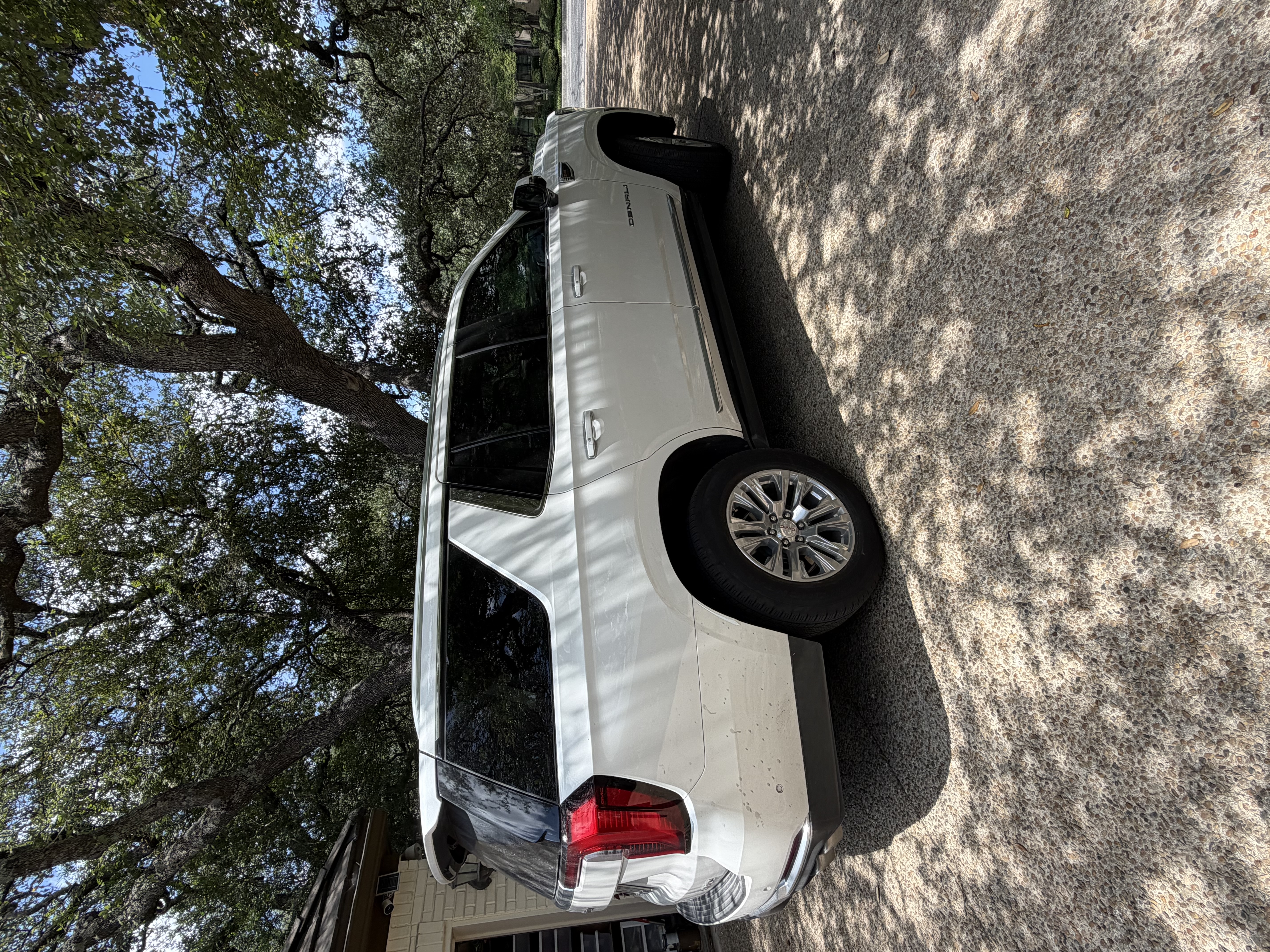 Used 2025 GMC Yukon Denali w/ Sun & Power Step Package RWD image 2
