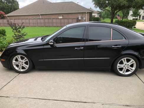 Used 2005 Mercedes-Benz E 500 4MATIC Sedan image 2