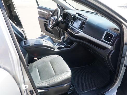 Used 2015 Toyota Highlander XLE FWD image 23