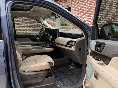 Used 2022 Lincoln Navigator Reserve AWD/4WD image 9