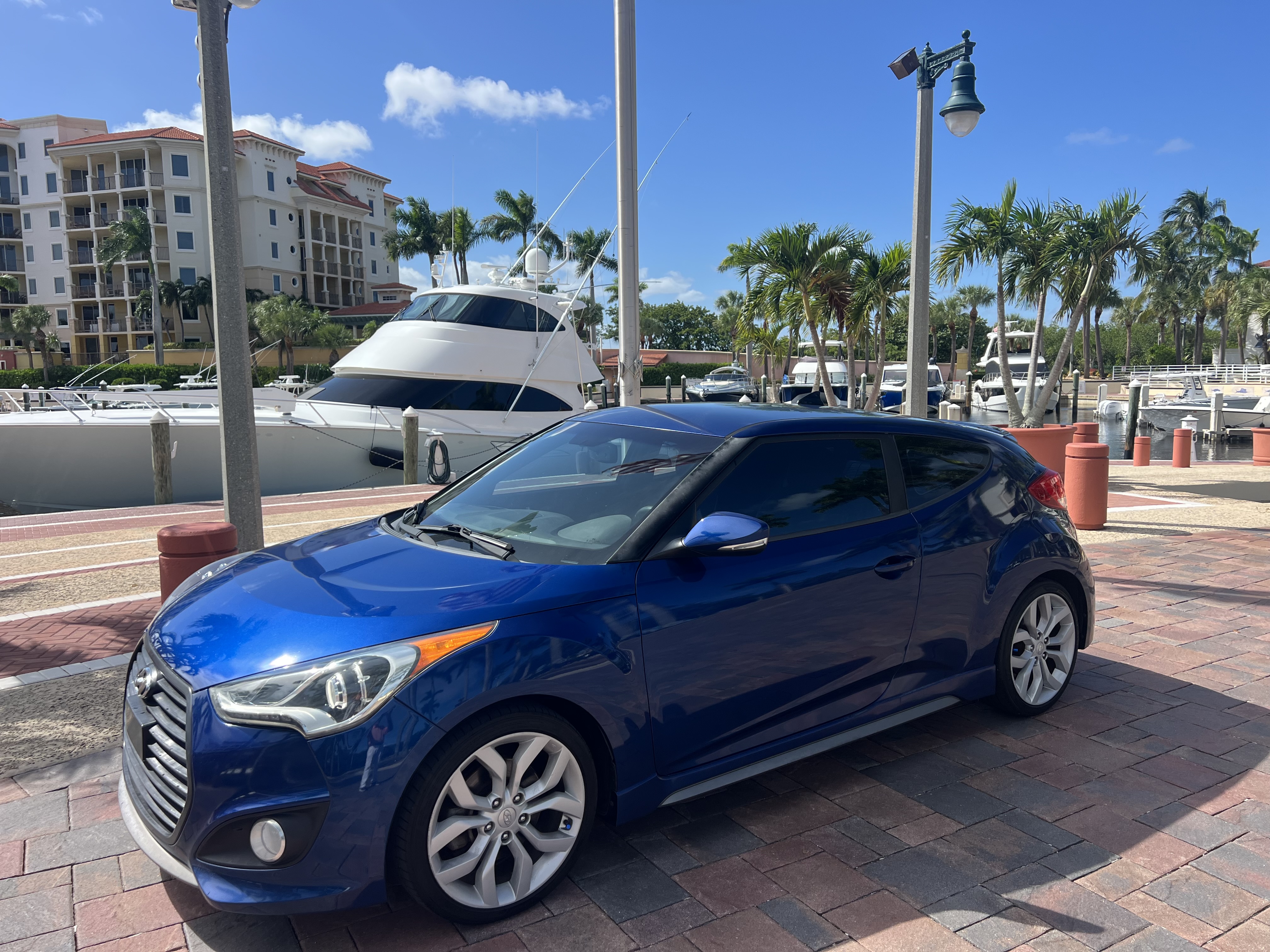 Used 2016 Hyundai Veloster Turbo FWD image 2