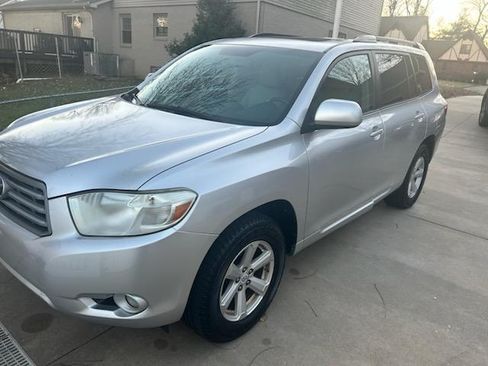 Used 2010 Toyota Highlander SE image 2