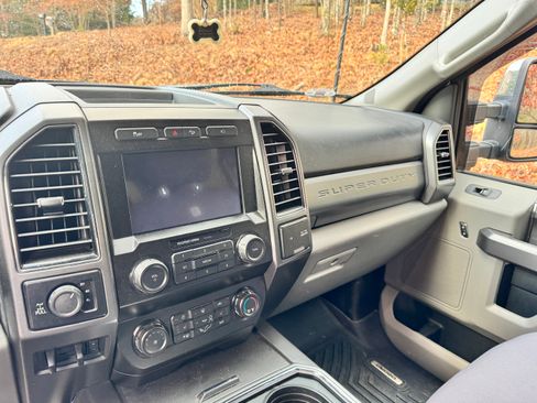 Used 2019 Ford F250 XLT w/ XLT Premium Package image 12