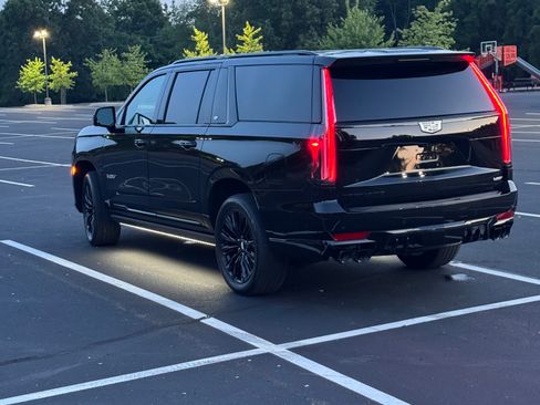 Used 2024 Cadillac Escalade ESV V w/ LPO, ONYX Package image 14