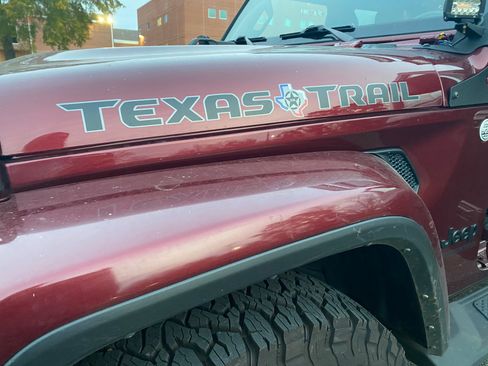 Used 2021 Jeep Gladiator Sport image 28