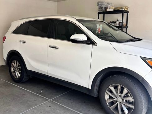 Used 2017 Kia Sorento LX w/ LX Convenience Package image 1
