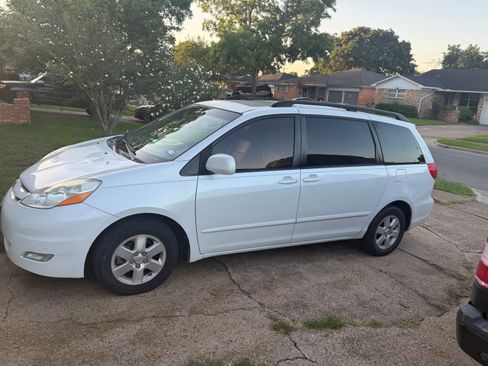 Used 2010 Toyota Sienna XLE Limited FWD image 2