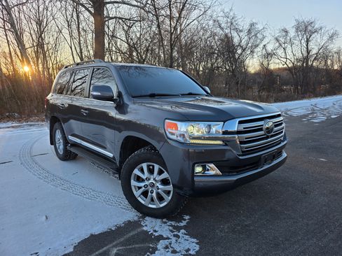 Used 2018 Toyota Land Cruiser Sport Utility 4D w/ Four Season Floor Mat Package image 1