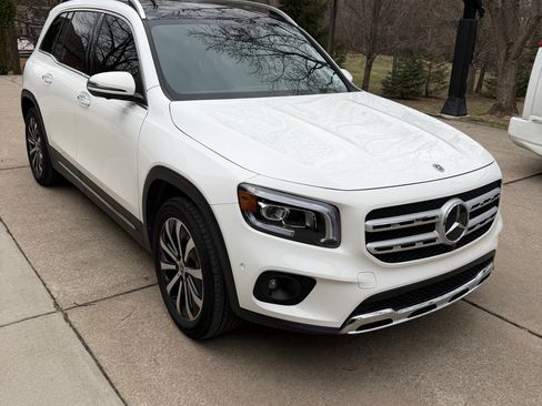 Used 2023 Mercedes-Benz GLB 250 250 4MATIC Sport Utility 4D image 2