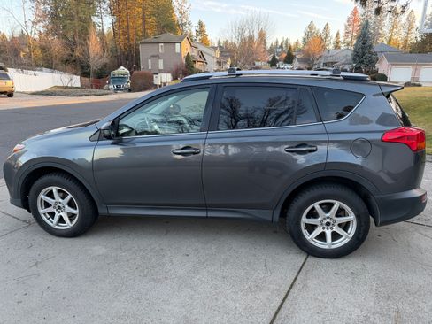 Used 2014 Toyota RAV4 LE image 2