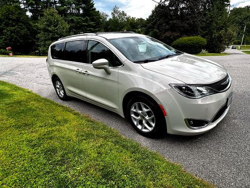 Used 2017 Chrysler Pacifica Touring-L Plus w/ Advanced Safetytec Group image 2
