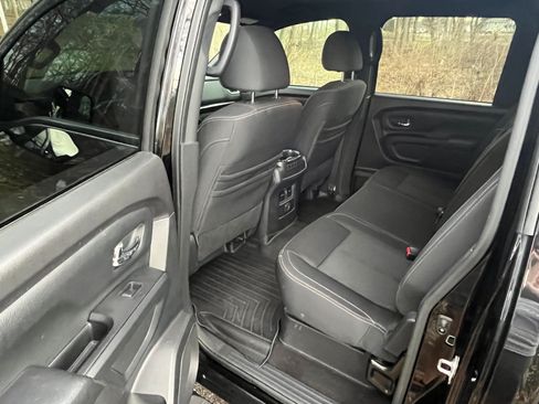 Used 2018 Nissan Titan SV image 11