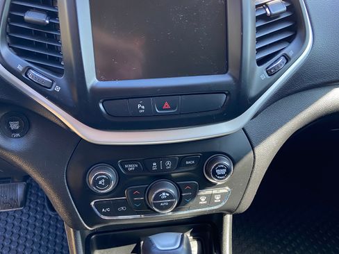 Used 2018 Jeep Cherokee Trailhawk w/ Comfort/Convenience Group AWD/4WD image 16
