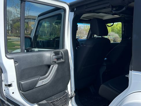 Used 2018 Jeep Wrangler Unlimited Sahara image 12