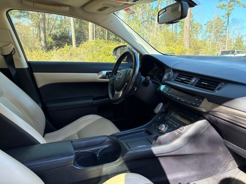 Used 2015 Lexus CT 200h image 16