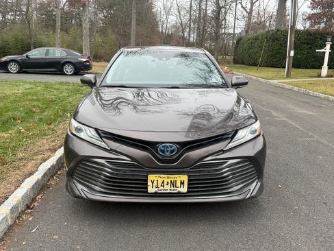 Used 2018 Toyota Camry XLE image 2