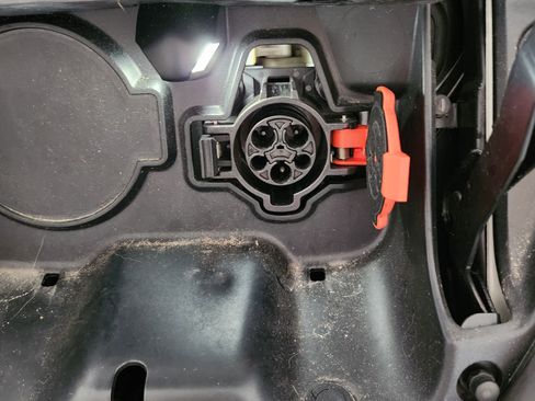 Used 2015 Nissan Leaf SV image 11