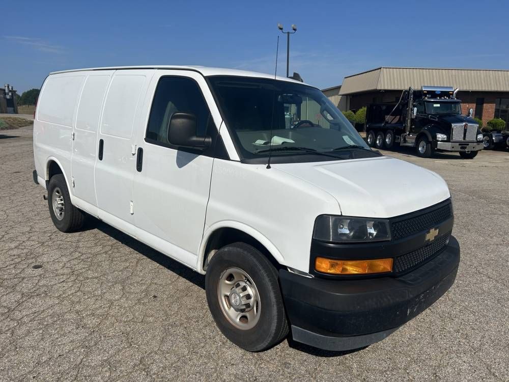 Used 2018 Chevrolet Express 2500 w/ Driver Convenience Package RWD image 1