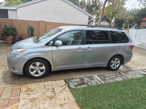 Used 2015 Toyota Sienna LE image 10