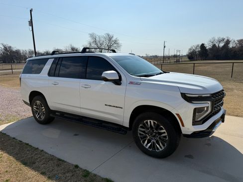 Used 2025 Chevrolet Suburban Z71 w/ Comfort Package image 2