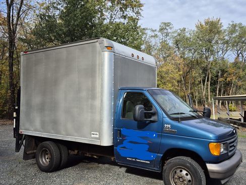 Used 2006 Ford E-350 and Econoline 350 Super Duty image 2