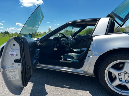Used 1996 Chevrolet Corvette Coupe RWD image 9