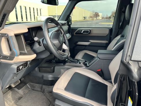 Used 2023 Ford Bronco Wildtrak image 9