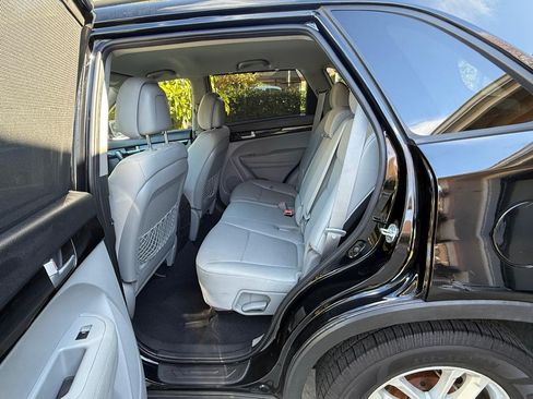 Used 2015 Kia Sorento LX image 4