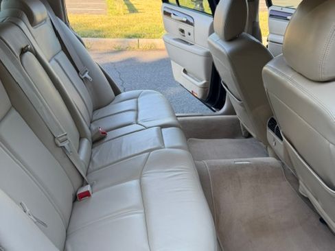 Used 2006 Lincoln Town Car Signature L RWD image 9