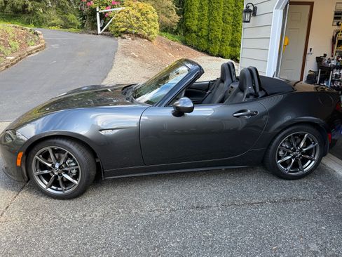 Used 2023 MAZDA MX-5 Miata Grand Touring RWD image 2