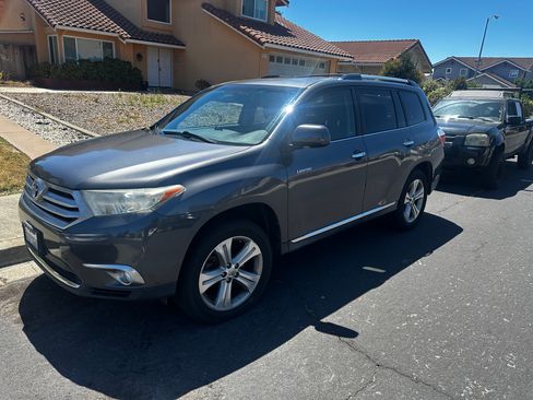 Used 2012 Toyota Highlander Limited w/ Tow Pkg AWD/4WD image 2