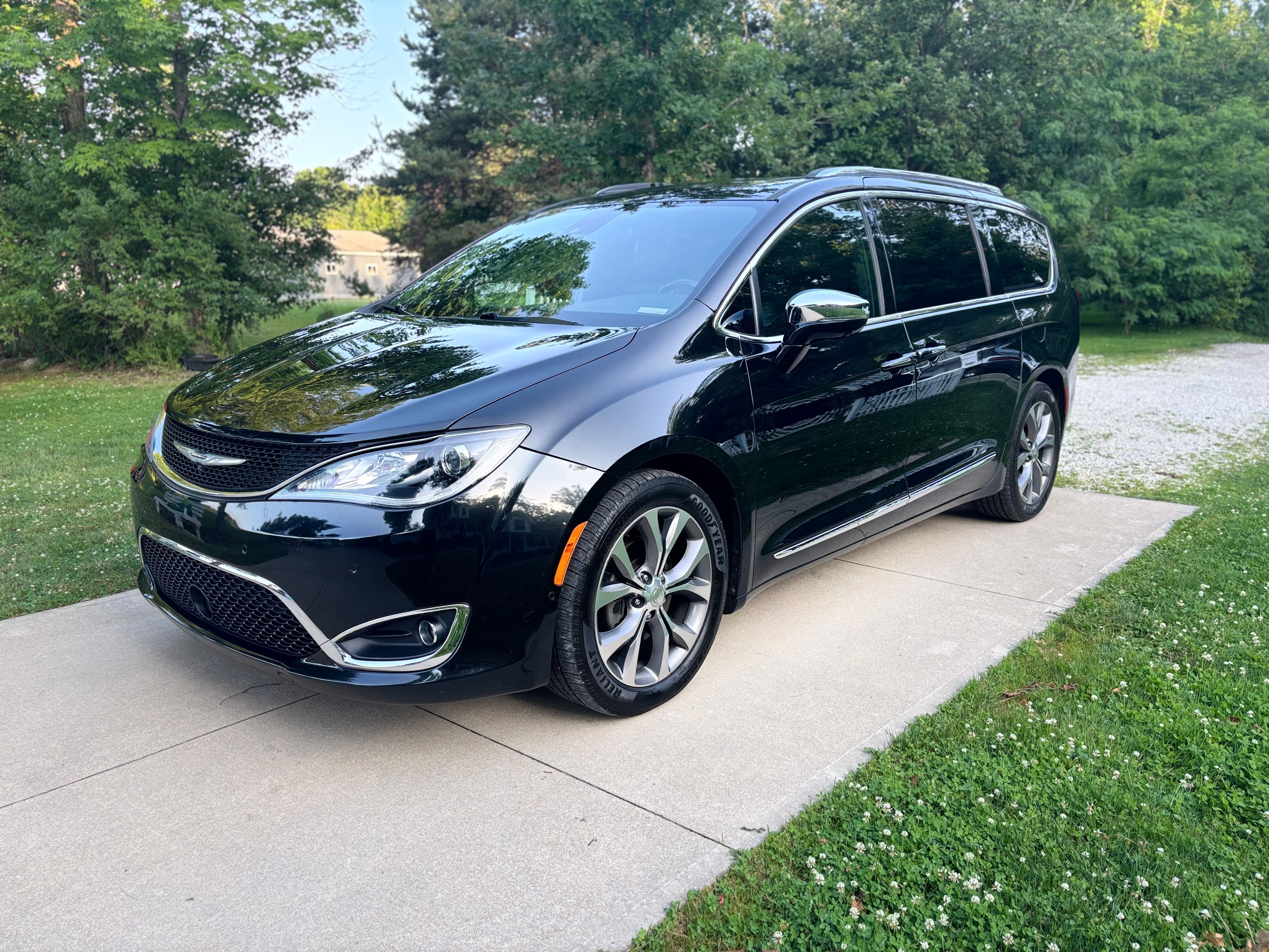 Used 2020 Chrysler Pacifica Limited FWD image 1