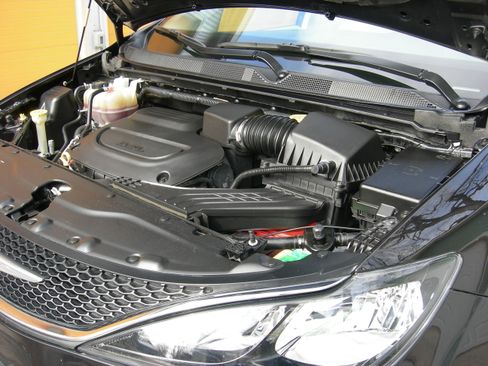 Used 2021 Chrysler Voyager Lxi image 17