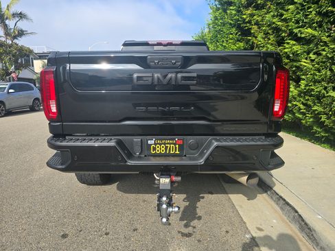 Used 2021 GMC Sierra 2500 Denali w/ Denali Black Diamond Edition image 9