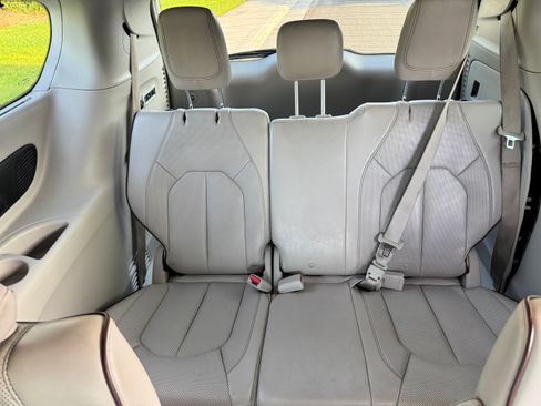 Used 2020 Chrysler Pacifica Limited image 13