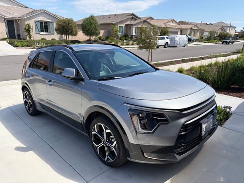 Used 2024 Kia Niro SX Touring image 1