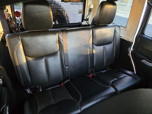 Used 2016 Jeep Wrangler Unlimited Rubicon image 12