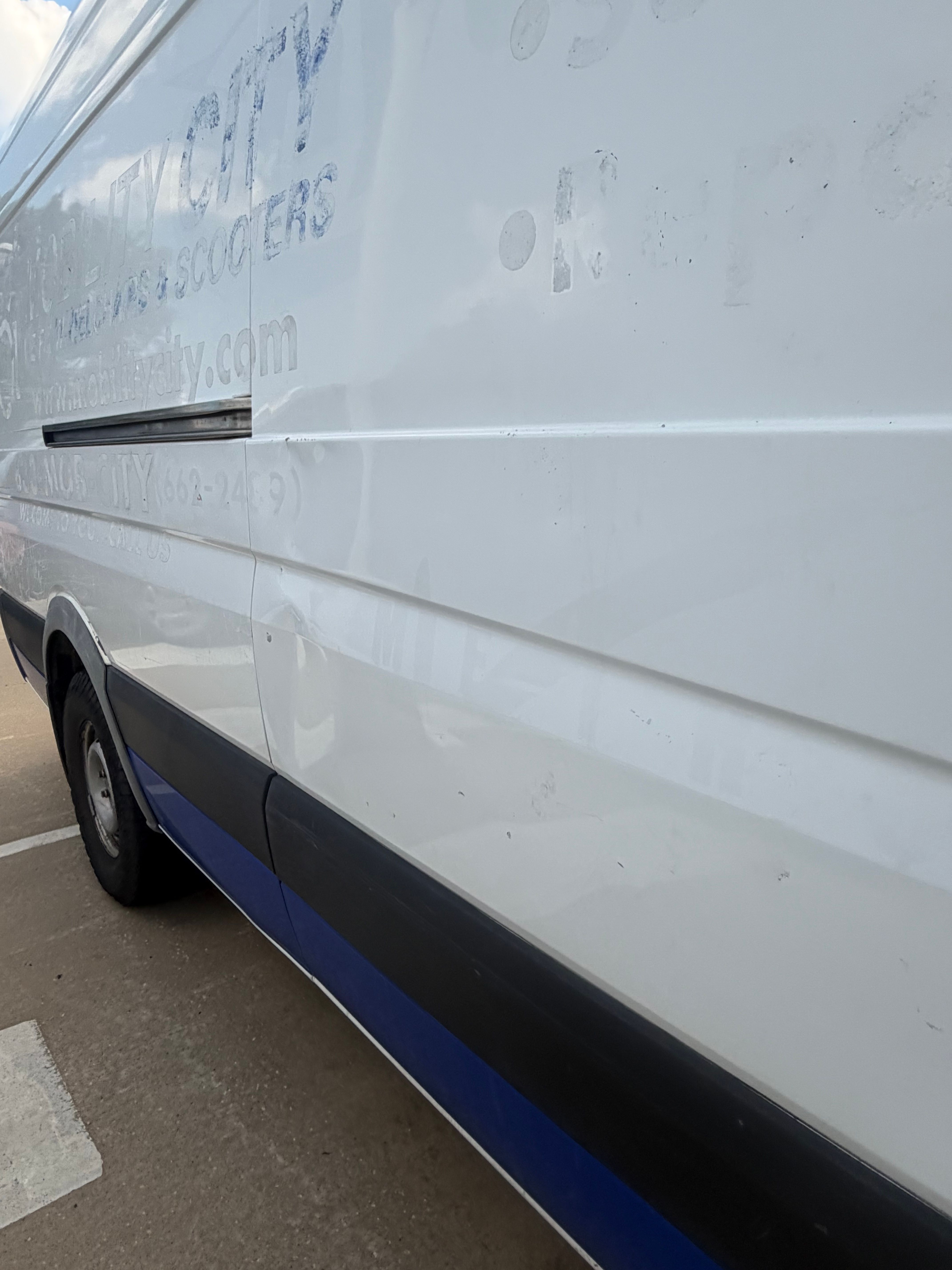 Used 2015 Freightliner Sprinter 2500 RWD image 1