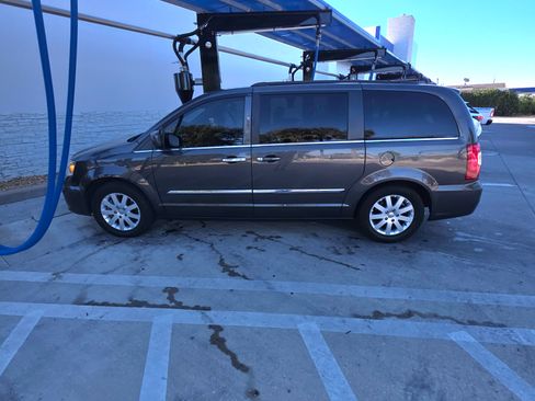 Used 2016 Chrysler Town & Country Touring image 2